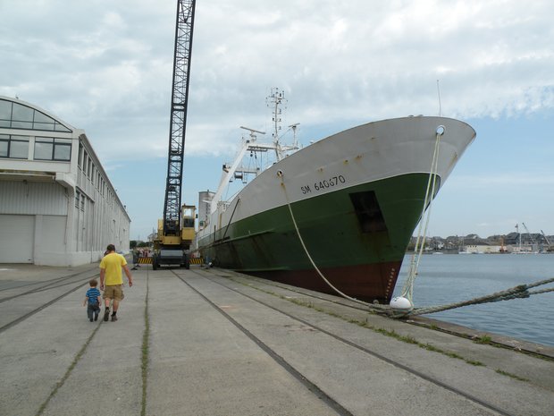  gros bateau amarré au port
